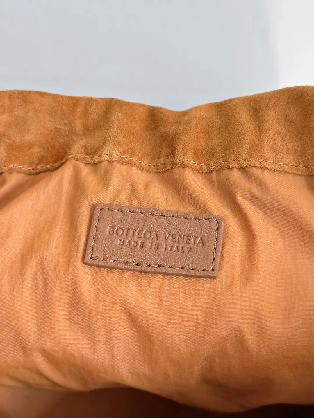 Batch 1560 Armpit bags have become a fashionable item that every girl has in their hands in recent years🛍️. The elegant and simple style has won the love of many people of different ages. However, there is an unavoidable trouble with armpit bags, that is, the capacity is too small, and BOTTEGA VENETA’s new Dustbag Considering people's travel needs, the capacity of garbage bags has been greatly upgraded. Folding umbrellas, water cups, and girls' makeup powder and lipstick can all be accommodated. It is very light and resistant to dirt. Even if you have a lot of things when traveling, it can reduce the burden to a certain extent. The shoulder straps are buckled and can be changed at will. It can be used for hand holding or as the liner of a large bag. After the drawstring is drawn, it looks like a cloud bag. It is very suitable for concave styling when traveling in summer🙋🏻‍♀️ Style number: 796728 Size: 32*23*1cm